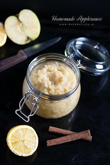 Domowy mus jabłkowy pachnący cynamonem. W zależności od pożądanej konsystencji mus jabłkowy miksujemy blenderem lub ugniatamy widelcem/ugniataczem do ziemniaków. Gotowy mus jabł...