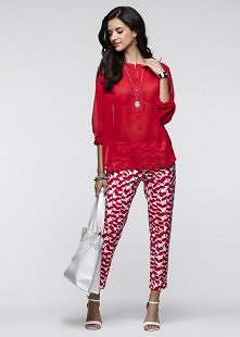 Bluzka z delikatnego, lekko prześwitującego materiału w żywym, energetyzującym kolorze.