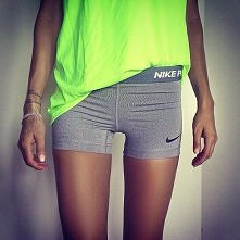 Jakie nogi <#
Bokserki i bluzka z resztą też cudowne <#