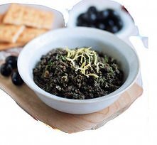 serwowania. 
Tapenada z czarnych hiszpańskich oliwek i anchois

Składniki: 
250 g osuszonych czarnych oliwek, 6 filetów anchois, 1 ząbek czosnku, 4 łyżki marynowanych kaparów, m...