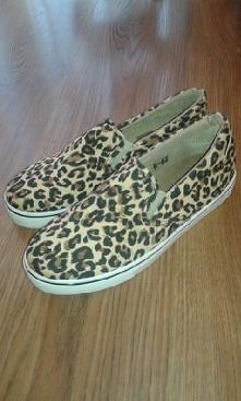 SPRZEDAM :)nowe, nieużywane trampki rozm.38, ale tak naprawdę 39.:) cena : 50 + koszty wysylki .;)