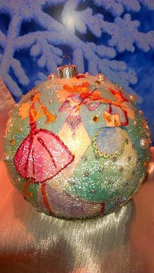 BOMBKA styropianowa WYKONANA RĘCZNIE
TECHNIKĄ DECOUPAGE
ŚREDNICA BOMBKI 12cm
motyw widoczny na zdjęciu jest taki sam z tyłu bombki dodatkowo zdobiona kryształkami
widoczne na zd...