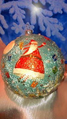 BOMBKA styropianowa WYKONANA RĘCZNIE
TECHNIKĄ DECOUPAGE
ŚREDNICA BOMBKI 10cm
motyw widoczny na zdjęciu jest taki sam z tyłu bombki dodatkowo zdobiona kryształkami
widoczne na zd...