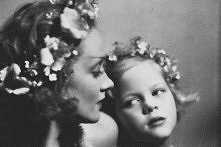 Marlene Dietrich and her daughter Maria Riva by Josef von Sternberg.
1930.