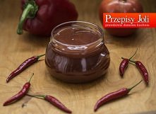 DOMOWY KETCHUP

Składniki:

2 kg dojrzałych pomidorów
Jeżeli ma być ostry to 2 papryczki chili, gdy łagodny to 2 zwykłe czerwone papryki :)
5 cebul
4 ząbki czosnku
150 ml octu w...