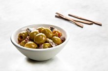 Bożonarodzeniowy śledzik z dodatkiem hiszpańskich oliwek

Składniki:
•	zielone hiszpańskie oliwki 
•	kawior
•	oliwa z oliwek
•	ocet jabłkowy
•	pieczona czerwona papryka
•	śledzi...