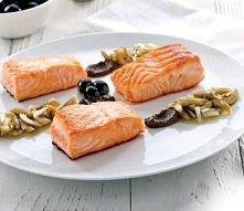 łosoś z hiszpańskimi oliwka...