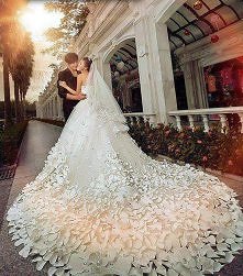 Bajeczna sukienka z długim trenem! Niesamowicie piękna!