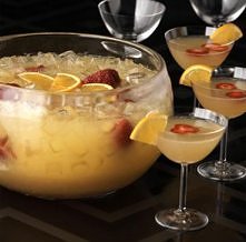 PONCZ SZAMPAŃSKI Składniki: •butelka białego wina •1 litr wina musującego lub szampana •100 g cukru trzcinowego •1 laski wanilii •1 pomarańcza Przygotowanie: Z pomarańczy wycisk...