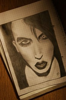 A więc tak słucham na wykładach :P Czas roboty jakoś 1,5 h rysowane połową marnego ołówka znalezionego na dnie torby xD

Jak efekt? :) Podobny? :P