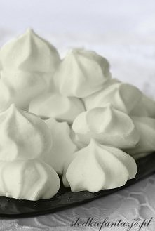 5 białek w temp. pokojowej 220 g cukru pudru 16 g cukru waniliowego (domowego) *1 łyżeczka soku z cytryny Przygotowanie Białka ubić na sztywną pianę (musi być na tyle sztywna, b...