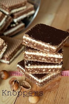 Knopers SKŁADNIKI: Masa mleczna: 1/4 szklanki mleka 4 łyżki cukru 175 g miękkiego masła 1 (szklanka 200ml kopiasta) szklanka mleka w proszku Masa czekoladowa: 100 g masła 160 g ...