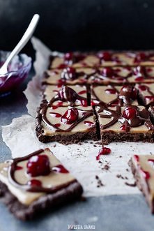 Mazurek wielkanocny - Przepis
Składniki:
Spód:
• 170 g mąki pszennej
• 80 g mąki ziemniaczanej
• 3 łyżki kakao
• 1/2 łyżeczki cynamonu
• 50 g cukru
• 150 g zimnego masła
• 1 jaj...