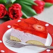 Lekka pianka z galaretką i truskawkami , przepis-klik w zdjęcie Składniki (na tortownicę o średnicy 22 cm): 250 ml jogurtu 1 galaretka wiśniowa (bądź inna) Kilka truskawek Kilka...