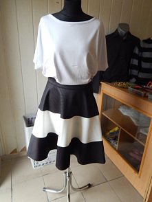 Rozkloszowana spódnica oraz...