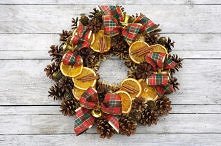 Prezentujemy unikatowe, ręcznie wykonane wianki bożonarodzeniowe. Będą one doskonałą ozdobą Twoich drzwi czy świątecznego stołu. Dodadzą Twojemu domowi miłego, ciepłego klimatu....