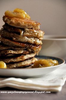 Owsiane placuszki mocno bananowe. Z sosem z karmelizowanych bananów.