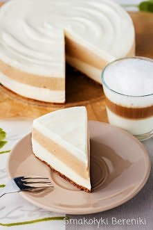 Sernik latte macchiato bez pieczenia
Składniki:
spód 
12 sztuk okrągłych biszkoptów (lub 60g innych biszkoptów)
40g masła
2 łyżeczki naparu z kawy
napar kawowy
4 łyżeczki kawy r...