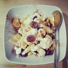 podwieczorek na diecie 1600kcal
100g winogrona 100g jablka 100g mandarynki i 50g jogurtu z odrobina cynamonu