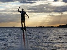 Może coś bardzo, bardzo nietuzinkowego jak FlyBoard?  Prezent dla tych, którzy kochają adrenalinę!