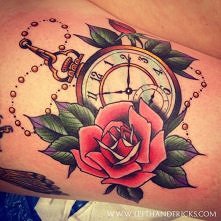 zegar i róża na udzie