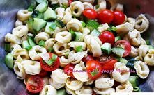 SKŁADNIKI :

1 opakowanie tortellini z serem 150 g
1 opakowanie pomidorków koktajlowych
2 ogórki kiszone
2 ogórki świeże
1 pęczek szczypiorku
sól, pieprz do smaku
3 łyżki majone...