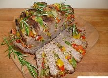 Przepis

Składniki:
1 kg dobrej wołowiny z udźca
3 kolorowe papryki
cebula (drobno posiekana)
2 ząbki czosnku (posiekane)
100 g czerwonego wina wytrawnego
5 dag sproszkowanego s...