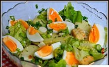 Sałatka powstała z produktów, których akurat miałam pod ręką w nadmiarze: ugotowane małe ziemniaczki w łupinach, gotowane jajka, sałata, grzanki, świeży ogórek ...
Wszystko buch...