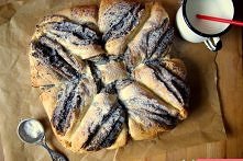 W Święta Bożego Narodzenia w moim domu najwięcej jest maku. Moja rodzina wręcz kocha mak, a to świetny okres, bo możemy jeść go do woli :) Moja propozycja gwiazdy makowej jest p...