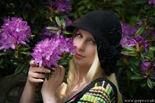 Czapka szydełkowa vintage zdobiona z boku elementami koronki inrandzkiej