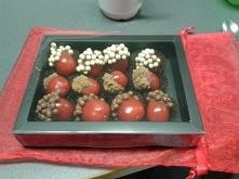 Prezent na Mikołaja z pracy.
Pomidorki koktajle w czekoladzie.
Polecam :)