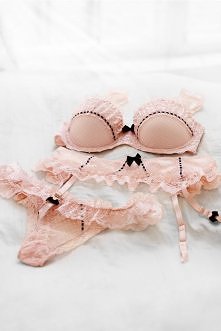 Piękny i bardzo kobiecy zes...