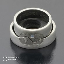 Obrączki wykonane z palladu, z wygrawerowanym światem. W miejscu Polski wprawiono akwamaryn. Inne Obrączki