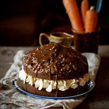 Schweizer Rüblitorte – Tort marchewkowy z orzechami