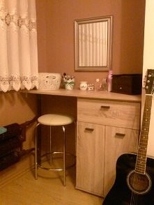 Trochę wyobraźni i dobrych chęci. Była zwykła komoda do kompletu mebli a jest coś a'la toaletka. Koszt: - lustro Pepco 20 zł -blat Leroy Merlin 38 zł + 2 Tyskie dla stolarz...