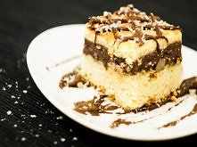 Ciasto "Danio" z budyniem czekoladowym
"Ciasto trójwarstwowe, każda warstwa jest inna. Od dołu zaczynając typowe ciasto, coś w stylu biszkoptu. Nad nim czekoladow...