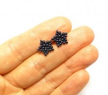 Gwiazdki ręcznie wyplecione z wysokiej jakości szklanych koralików Miyuki.

Sztyfty ze stali chirurgicznej.

Średnica gwiazdki - 10mm

W cenę wliczone jest ozdobne pudełeczko.

...