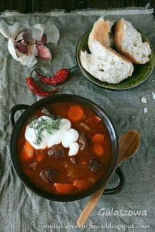 Węgierska zupa gulaszowa z cukinią