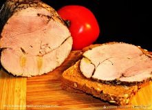 Składniki

    800 g szynki wieprzowej (myszka)
    2 główki czosnku
    3 łyżki soli
    2 łyżki majeranku

> 6 os. 	> 60 min 	łatwe 	tanie
Przygotowanie

    Szynkę płuc...