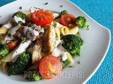Makaron z ziołowym kurczakiem, brokułem i pomidorkami (380 kcal)