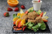 Tofu w sezamie z roszponką i truskawkami w miodowo-imbirowym sosie winegret Smak Hiszpanii i nie tylko…