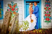 Oryginalny pomysł na plenerową sesję ślubną w Zalipiu. 
Więcej na blogu MadameAllure!