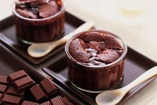 Składniki: 250 g czekolady,...