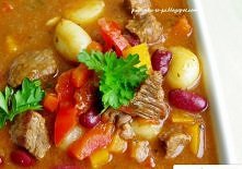 Potrawka meksykańska Składniki na 4 porcje: 0,5 kg mięsa wołowego gulaszowego 1 czerwona cebula 2 ząbki czosnku 2 średnie marchewki 2 małe czerwone papryki puszka krojonych pomi...