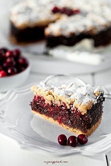 Makowiec na kruchym cieście z konfiturą żurawinową
Składniki na kruche ciasto:

300 g mąki pszennej
200 g masła, w temperaturze pokojowej
120 g drobnego cukru do wypieków
1 łyże...