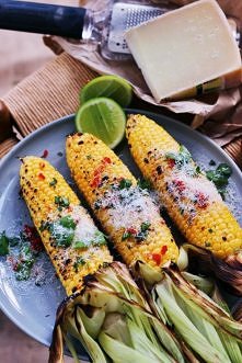 grilowana kukurydza z chili i parmezanem
