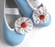 Truskawki (buty + broszki)