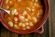 Grecka zupa z białej fasoli i warzyw Skladniki na 4-6 porcji: 500 g suszonej bialej fasoli, np. "Jas" lub greckiej fasolia gigantes, namoczonej przez noc w duzej ilosc...