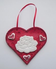 Serduszko walentynkowe, masa solna, akryle, brokat, dżety. Własne wykonanie i pomysł.