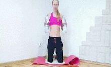 Łokieć i bark odwiedzione maksymalnie do tyłu,
jak największa rotacje tułowia przy minimalnym ruchu bioder,
Spójrz za bark (to naprawdę pomaga!).